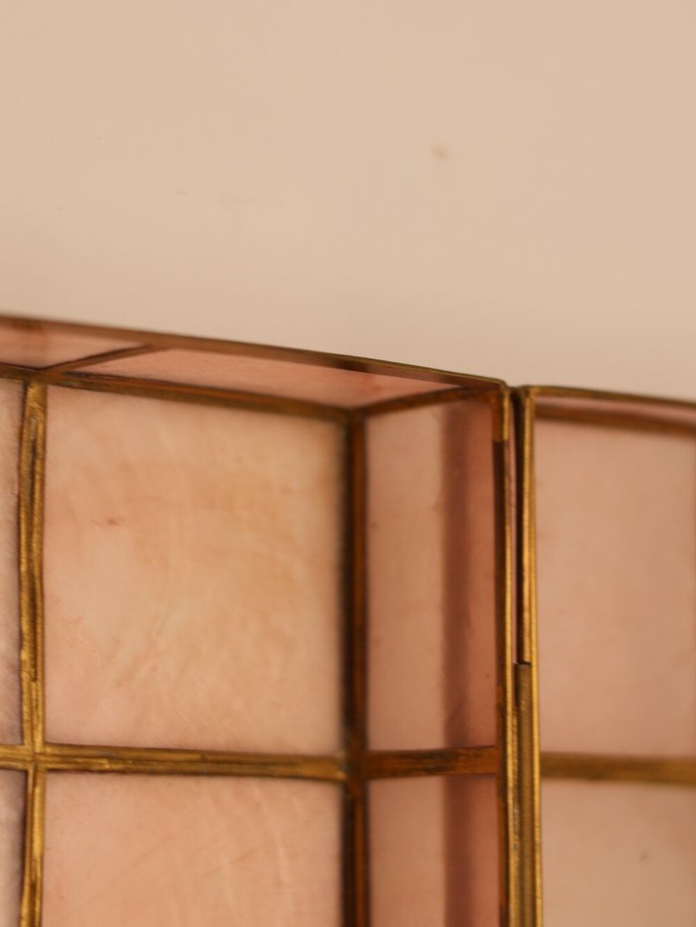 Vintage Pink Capiz Shell & Brass Framed Jewelry Box / Trinket Case - Picture 7 of 9